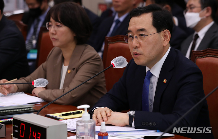 [서울=뉴시스] 이영환 기자 = 이창양 산업통상자원부 장관이 23일 오전 서울 여의도 국회에서 열린 산업통상자원중소벤처기업위원회 전체회의에서 의원들의 질의에 답하고 있다. 2023.03.23. 20hwan@newsis.com