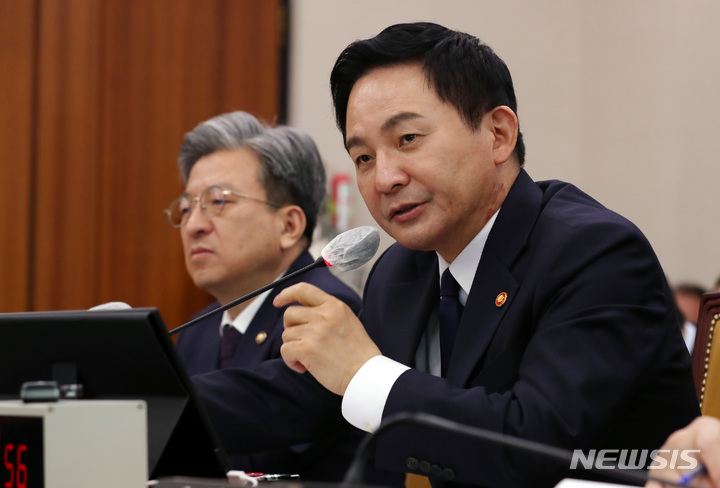 [서울=뉴시스] 이영환 기자 = 원희룡 국토교통부 장관이 23일 오전 서울 여의도 국회에서 열린 국토교통위원회 전체회의에서 의원들의 질의에 답하고 있다. 2023.03.23. 20hwan@newsis.com