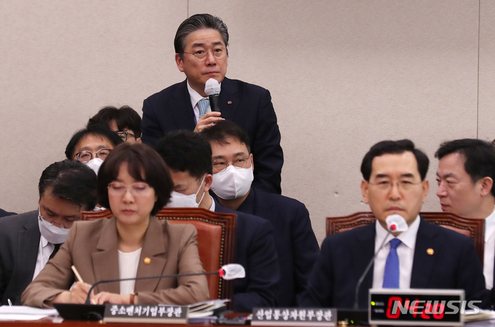 [서울=뉴시스] 이영환 기자 = 정승일 한국전력공사 대표이사 사장이 23일 오전 서울 여의도 국회에서 열린 산업통상자원중소벤처기업위원회 전체회의에서 양이원영 더불어민주당 의원의 질의에 답하고 있다. 2023.03.23. 20hwan@newsis.com