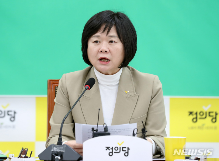 [서울=뉴시스] 이영환 기자 = 이정미 정의당 대표가 23일 오전 서울 여의도 국회에서 열린 상무위원회에서 발언을 하고 있다. 2023.03.23. 20hwan@newsis.com