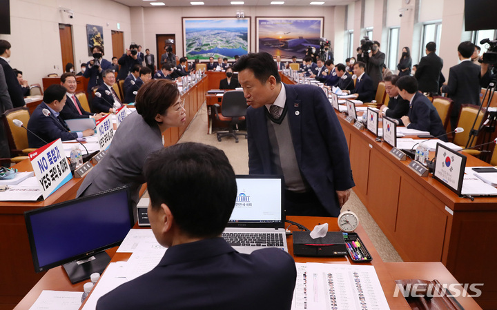 [서울=뉴시스] 이영환 기자 = 국회 국토교통위원회 더불어민주당 간사인 최인호(오른쪽) 의원과 국민의힘 간사인 김정재 의원이 23일 오전 서울 여의도 국회에서 열린 전체회의에서 대화를 하고 있다. 2023.03.23. 20hwan@newsis.com