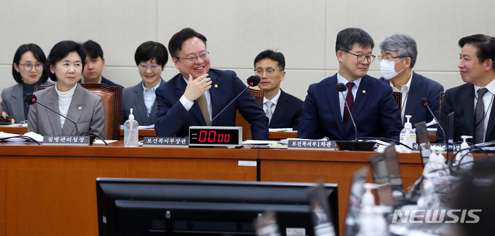 [서울=뉴시스] 추상철 기자 = 조규홍 보건복지부 장관이 23일 오전 서울 여의도 국회에서 열린 보건복지위원회 전체회의에 출석해 있다. 왼쪽부터 지영미 질병관리청장, 조 장관, 이기일 보건복지부 1차관. 2023.03.23. scchoo@newsis.com