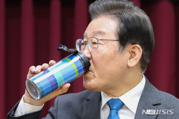 [서울=뉴시스] 권창회 기자 = 이재명 더불어민주당 대표가 23일 오전 서울 성북구 장위2동 주민센터에서 열린 지역사랑상품권 이용 활성화법 관련 현장간담회에서 물을 마시고 있다. 2023.03.23. kch0523@newsis.com