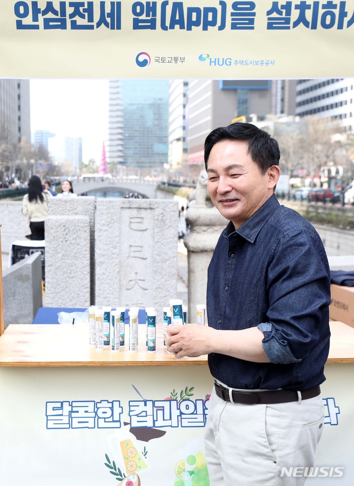 [서울=뉴시스] 김선웅 기자 = 원희룡 국토교통부 장관이 23일 서울 종로구 청계천 광통교에서 주택도시보증공사와 함께 안심전세 앱(App)을 소개하며 청년 전세사기 예방 현장 캠페인에 참여하고 있다. 2023.03.23. mangusta@newsis.com