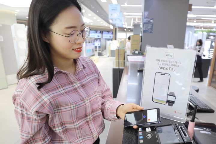 [서울=뉴시스] 롯데하이마트가 전국 390여개 매장에 애플의 간편 결제 서비스인 애플페이를 도입했다고 23일 밝혔다. 모델이 서울 롯데하이마트 대치점에서 애플페이를 소개하고 있다. (사진=롯데하이마트 제공) 2023.03.23. photo@newsis.com *재판매 및 DB 금지