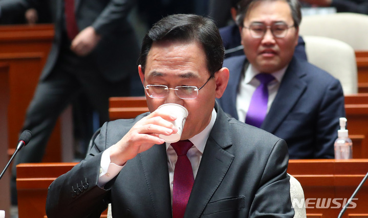 [서울=뉴시스] 추상철 기자 = 주호영 국민의힘 원내대표가 23일 오후 서울 여의도 국회에서 열린 의원총회에 참석해 물을 마시고 있다. 2023.03.23. scchoo@newsis.com