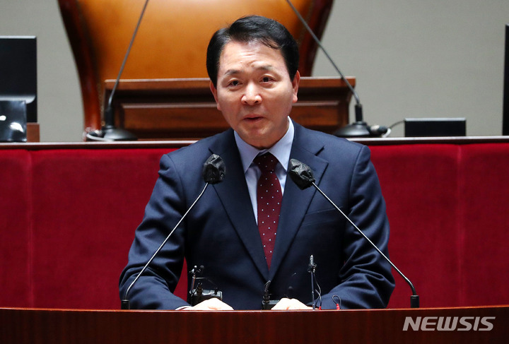 [서울=뉴시스] 추상철 기자 = 성일종 국민의힘 정책위의장이 23일 오후 서울 여의도 국회에서 열린 의원총회에 참석해 발언하고 있다. 2023.03.23. scchoo@newsis.com