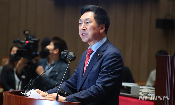 [서울=뉴시스] 추상철 기자 = 김기현 국민의힘 당 대표가 23일 오후 서울 여의도 국회에서 열린 의원총회에 참석해 발언하고 있다. 2023.03.23. scchoo@newsis.com
