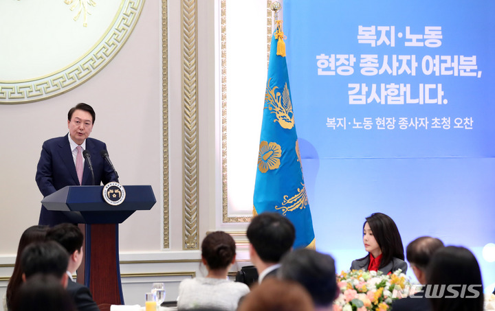 [서울=뉴시스] 전신 기자 = 윤석열 대통령이 23일 청와대 영빈관에서 열린 복지·노동 현장 종사자 초청 오찬에서 발언하고 있다. 2023.03.23. photo1006@newsis.com