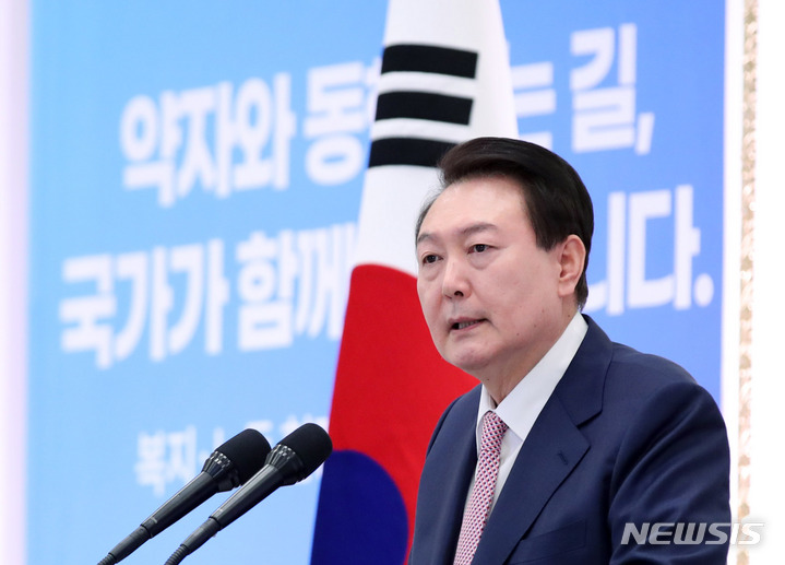 [서울=뉴시스] 전신 기자 = 윤석열 대통령이 23일 청와대 영빈관에서 열린 복지·노동 현장 종사자 초청 오찬에서 발언하고 있다. 2023.03.23. photo1006@newsis.com