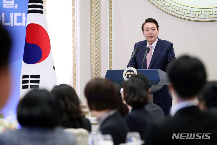 [서울=뉴시스] 전신 기자 = 윤석열 대통령이 23일 청와대 영빈관에서 열린 복지·노동 현장 종사자 초청 오찬에서 발언하고 있다. 2023.03.23. photo1006@newsis.com