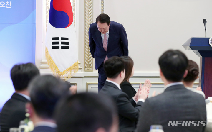 [서울=뉴시스] 전신 기자 = 윤석열 대통령이 23일 청와대 영빈관에서 열린 복지·노동 현장 종사자 초청 오찬에서 참석자들을 향해 인사하고 있다. 2023.03.23. photo1006@newsis.com