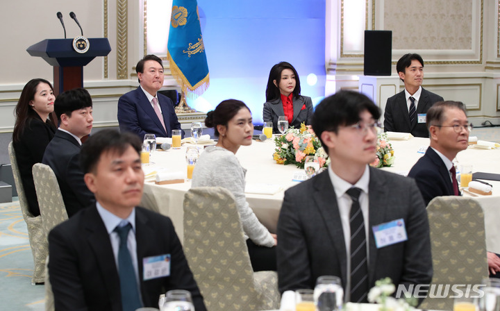 [서울=뉴시스] 전신 기자 = 윤석열 대통령과 부인 김건희 여사가 23일 청와대 영빈관에서 열린 복지·노동 현장 종사자 초청 오찬에서 현장 영상을 시청하고 있다. 2023.03.23. photo1006@newsis.com