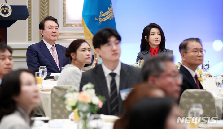[서울=뉴시스] 전신 기자 = 윤석열 대통령과 부인 김건희 여사가 23일 청와대 영빈관에서 열린 복지·노동 현장 종사자 초청 오찬에서 현장 영상을 시청하고 있다. 2023.03.23. photo1006@newsis.com