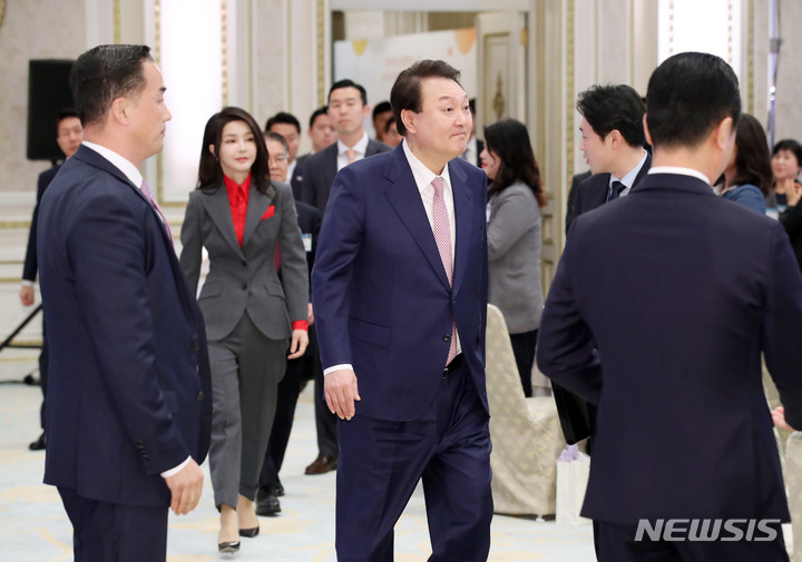 [서울=뉴시스] 전신 기자 = 윤석열 대통령과 부인 김건희 여사가 23일 청와대 영빈관에서 열린 복지·노동 현장 종사자 초청 오찬에 입장하고 있다. 2023.03.23. photo1006@newsis.com