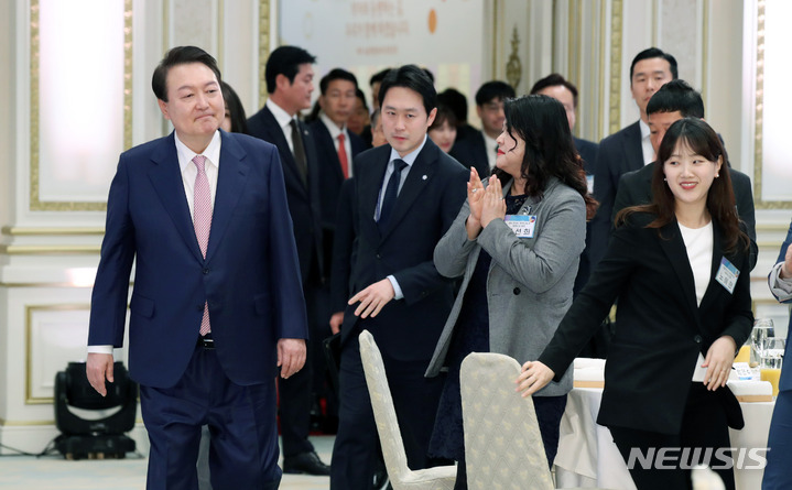 [서울=뉴시스] 전신 기자 = 윤석열 대통령과 부인 김건희 여사가 23일 청와대 영빈관에서 열린 복지·노동 현장 종사자 초청 오찬에 입장하고 있다. 2023.03.23. photo1006@newsis.com