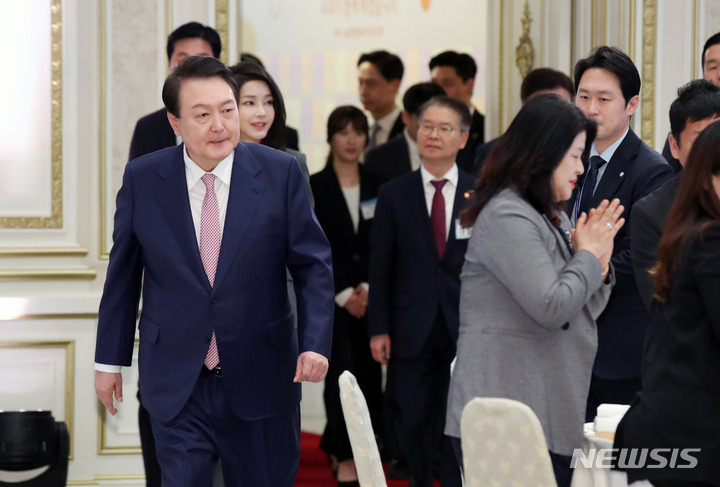 [서울=뉴시스] 전신 기자 = 윤석열 대통령과 부인 김건희 여사가 23일 청와대 영빈관에서 열린 복지·노동 현장 종사자 초청 오찬에 입장하고 있다. 2023.03.23. photo1006@newsis.com