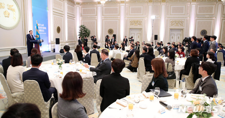 [서울=뉴시스] 전신 기자 = 윤석열 대통령이 23일 청와대 영빈관에서 열린 복지·노동 현장 종사자 초청 오찬에서 발언하고 있다. 2023.03.23. photo1006@newsis.com