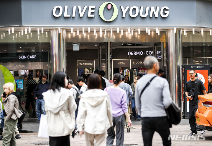 [서울=뉴시스] 정병혁 기자 = 23일 오후 서울 중구 명동 올리브영 플래그십 매장 앞에서 시민과 여행객들이 이동하고 있다. CJ올리브영은 1일부터 17일까지 명동 내 5개 매장 매출을 분석한 결과, 외국인 매출이 전년 동기간 대비 29배가량 증가했다고 밝혔다. 이는 코로나19 이전인 2019년과 비교해도 2배 이상 늘어난 수치다. 영미권, 동남아, 일본인 관광객에 이어 중국인 관광객까지 명동을 찾으면서 상권이 활기를 되찾고 있다. 2023.03.23. jhope@newsis.com