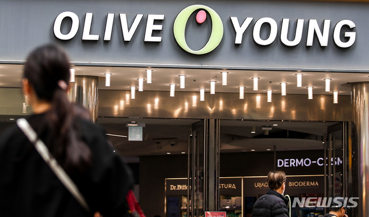 [서울=뉴시스] 정병혁 기자 = 23일 오후 서울 중구 명동 올리브영 플래그십 매장 앞에서 시민과 여행객들이 이동하고 있다. jhope@newsis.com