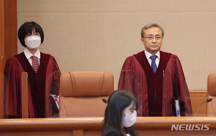 [서울=뉴시스] 최진석 기자 = 지난 23일 서울 종로구 헌법재판소에서 유남석 헌법재판소장이 헌법재판관들과 함께 법정으로 입장하고 있다. (공동취재사진) 2023.03.23. photo@newsis.com