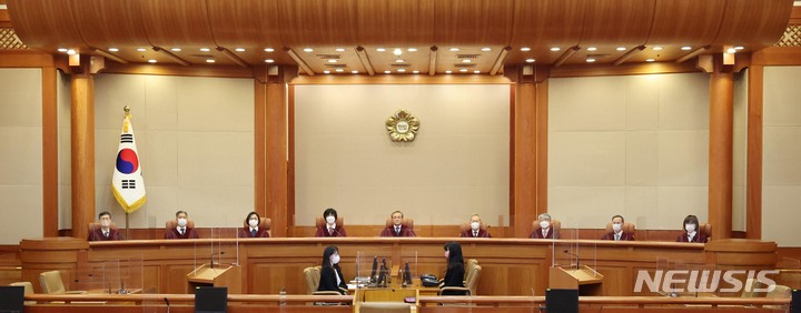 [서울=뉴시스] 최진석 기자 = 유남석 헌법재판소장과 재판관들이 23일 오후 서울 종로구 헌법재판소에서 열린 검수완박(검찰 수사권 완전 박탈) 입법에 대한 권한쟁의심판 선고를 위해 대심판정에 착석해 있다. (공동취재사진) 2023.03.23. photo@newsis.com