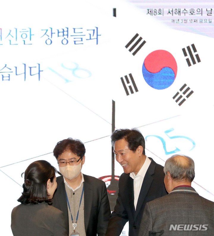 [서울=뉴시스] 김선웅 기자 = 오세훈 서울시장이 23일 서울특별시청에서 열린 청년부상 제대군인 상담센터 개소 1주년 기념 성과 공유회에서 참석자들과 인사를 나누고 있다. 2023.03.23. mangusta@newsis.com