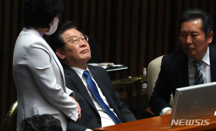 [서울=뉴시스] 추상철 기자 = 이재명 더불어민주당 대표가 23일 오후 서울 여의도 국회에서 열린 제404회 국회(임시회) 제1차 본회의에서 이수진, 정청래 의원과 대화하고 있다. 2023.03.23. scchoo@newsis.com