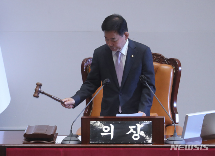 [서울=뉴시스] 전진환 기자 = 김진표 국회의장이 23일 오후 서울 여의도 국회에서 열린 제404회 국회(임시회) 제1차 본회의에서 의사봉을 두드리고 있다. 2023.03.23. amin2@newsis.com