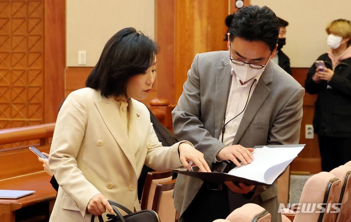 [서울=뉴시스] 최진석 기자 = 검찰 수사권 완전 박탈(검수완박) 법안에 대한 헌법재판소의 권한쟁의심판 선고일인 23일 서울 종로구 헌법재판소에서 전주혜 의원이 자료를 살펴보고 있다. (공동취재사진) 2023.03.23. photo@newsis.com