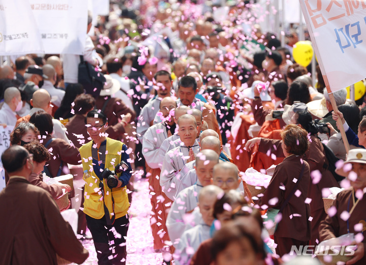 [서울=뉴시스] 조성봉 기자 = 43일 동안 인도와 네팔에서 1천167km 도보 성지 순례를 마친 상월결사 인도순례단원들이 23일 오후 불교 신자들의 환영을 받으며 회향식이 열리는 서울 종로구 조계사로 향하고 있다. (공동취재사진) 2023.03.23. photo@newsis.com