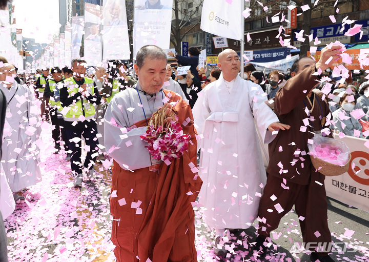 [서울=뉴시스] 조성봉 기자 = 43일간의 순례 대장정을 마친 상월결사의 회주 자승 스님이 순례단과 함께 회향식이 열리는 서울 종로구 조계사로 향하고 있다. 상월결사 인도순례단은 43일 동안 인도와 네팔에서 1천167km 도보 성지 순례를 마친 뒤 이날 회향식에 참석했다.(공동취재사진) 2023.03.23. photo@newsis.com
