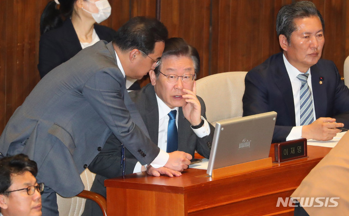 [서울=뉴시스] 추상철 기자 = 이재명 더불어민주당 대표가 23일 오후 서울 여의도 국회에서 열린 제404회 국회(임시회) 제1차 본회의에서 박홍근 원내대표와 대화하고 있다. 2023.03.23. scchoo@newsis.com