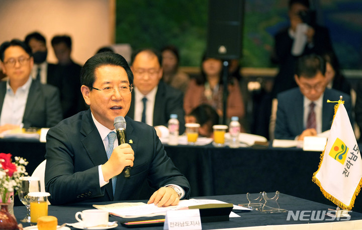 [울산=뉴시스] 이창우 기자=김영록 전남도지사가 23일 울산광역시 롯데호텔에서 열린 '제17회 영호남 시도지사 협력회의'에서 인사말을 하고 있다. (사진=전남도 제공) 2023.03.23. photo@newsis.con *재판매 및 DB 금지