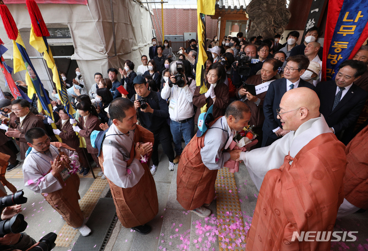 [서울=뉴시스] 조성봉 기자 = 조계종 총무원장 진우 스님이 23일 오후 서울 종로구 조계사 일주문에서 43일간의 순례 대장정을 마친 상월결사 인도순례단을 맞이하고 있다. (공동취재사진) 2023.03.23. photo@newsis.com
