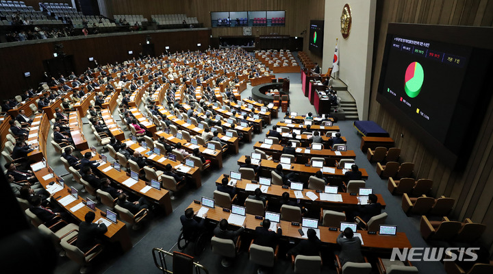 [서울=뉴시스] 추상철 기자 = 지난달 23일 오후 서울 여의도 국회에서 열린 제404회 국회(임시회) 제1차 본회의에서 '양곡관리법 일부개정법률안(대안)에 대한 수정안'이 통과되고 있다. 2023.03.23. scchoo@newsis.com