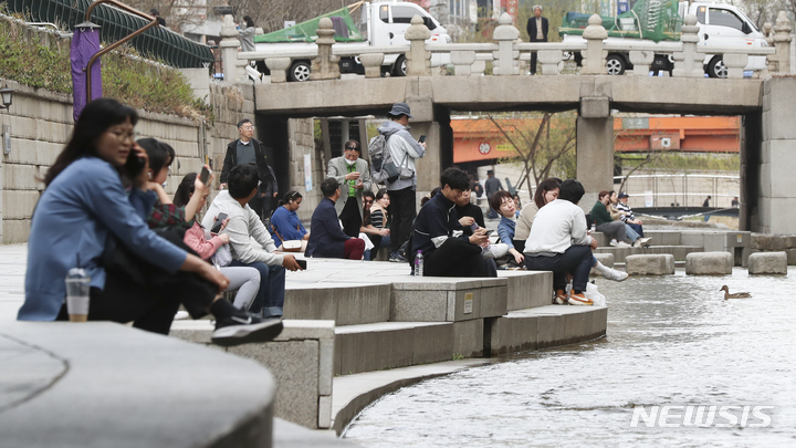 [서울=뉴시스] 김근수 기자 = 따뜻한 봄 날씨를 보인 지난 23일 오후 서울 종로구 청계천에서 시민들이 나들이를 즐기고 있다. 2023.03.23. ks@newsis.com
