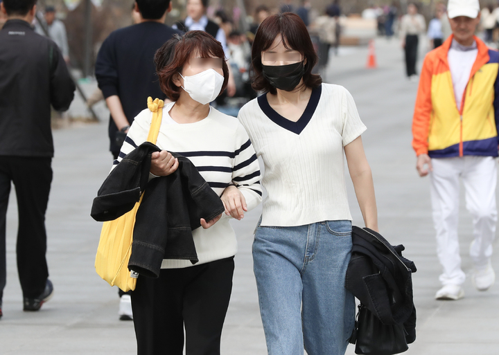 [서울=뉴시스] 김근수 기자 = 따뜻한 봄 날씨를 보인 지난 23일 오후 서울 종로구 광화문 광장을 찾은 시민들이 나들이를 즐기고 있다. 2023.03.23. ks@newsis.com