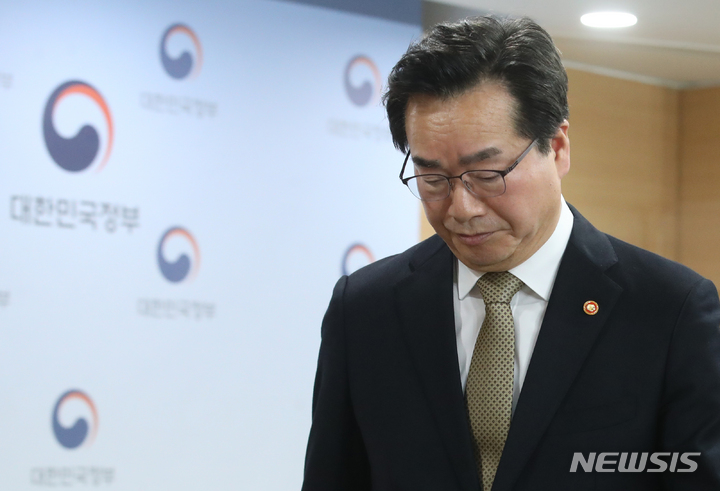 [서울=뉴시스] 김명원 기자 = 정황근 농림축산식품부 장관이 23일 서울 종로구 정부서울청사에서 국회 본회의에서 양곡관리법 일부 개정법률안에 대한 수정안이 가결된 것에 대해 법률안에 대한 재의 요구안을 제안한다며 입장을 표명 후 연단을 내려오고 있다. 2023.03.23. kmx1105@newsis.com