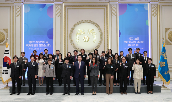 [서울=뉴시스] 윤석열 대통령과 부인 김건희 여사가 23일 청와대 영빈관에서 열린 복지·노동 현장 종사자 초청 오찬에서 참석자들과 기념촬영하고 있다. (사진=대통령실 제공) 2023.03.23. photo@newsis.com *재판매 및 DB 금지