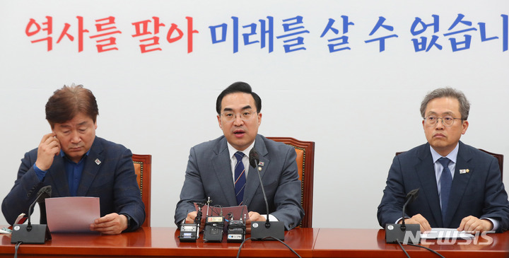 [서울=뉴시스] 추상철 기자 = 박홍근 더불어민주당 원내대표가 23일 오후 서울 여의도 국회에서 기자간담회를 열고 '검수완박법'에 대한 헌법재판소 선고와 관련 발언을 하고 있다. 2023.03.23. scchoo@newsis.com