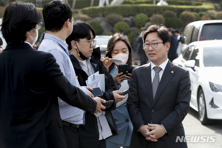 [서울=뉴시스] 최진석 기자 = 검수완박법 입법 당시 법무부 장관을 지낸 박범계 더불어민주당 의원이 지난 23일 오후 서울 종로구 헌법재판소에서 열린 검수완박(검찰 수사권 완전 박탈) 입법에 대한 권한쟁의심판 선고를 마친 뒤 발언을 하고 있다. (공동취재사진) 2023.03.23. photo@newsis.com