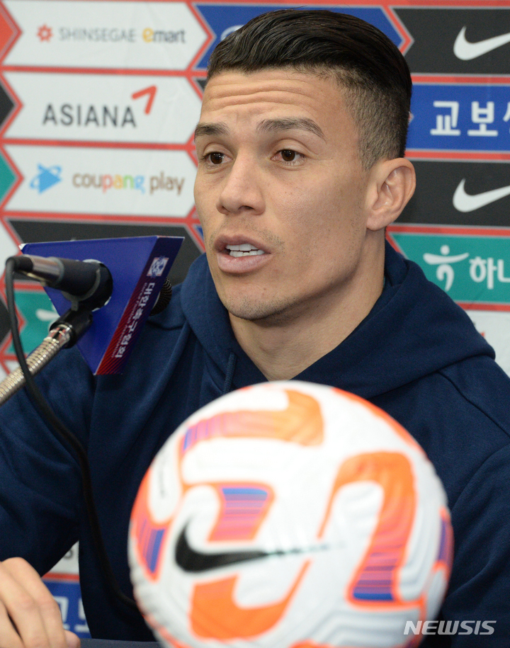 [울산=뉴시스] 배병수 기자 = 마테우스 유리베 콜롬비아 축구대표팀 선수가 23일 오후 울산 남구 문수축구경기장에서 대한민국과 평가전에 앞서 기자회견을 갖고 있다. 2023.03.23. bbs@newsis.com.
