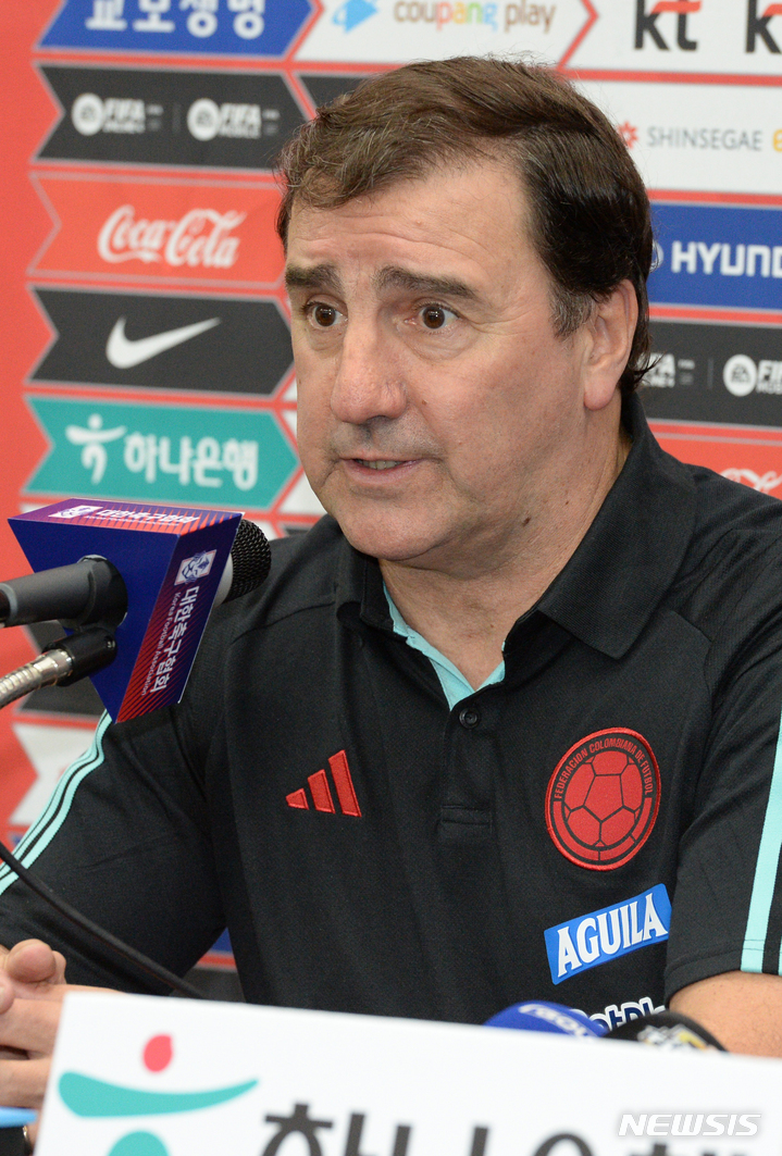 [울산=뉴시스] 배병수 기자 = 네스토르 로렌스 콜롬비아 축구대표팀 감독이 23일 오후 울산 남구 문수축구경기장에서 대한민국과 평가전에 앞서 기자회견을 갖고 있다. 2023.03.23. bbs@newsis.com.