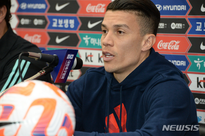 [울산=뉴시스] 배병수 기자 = 마테우스 유리베 콜롬비아 축구대표팀 선수가 23일 오후 울산 남구 문수축구경기장에서 대한민국과 평가전에 앞서 기자회견을 갖고 있다. 2023.03.23. bbs@newsis.com.
