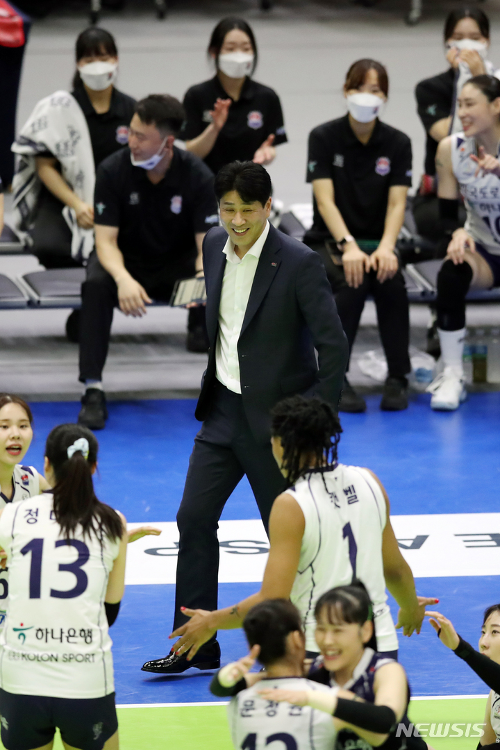[수원=뉴시스] 조성우 기자 = 23일 오후 경기도 수원실내체육관에서 열린 2022~2023 V리그 여자부 포스트시즌 플레이오프 1차전 현대건설과 한국도로공사의 경기, 김종민 도로공사 감독이 선수들 득점에 미소짓고 있다. 2023.03.23. xconfind@newsis.com