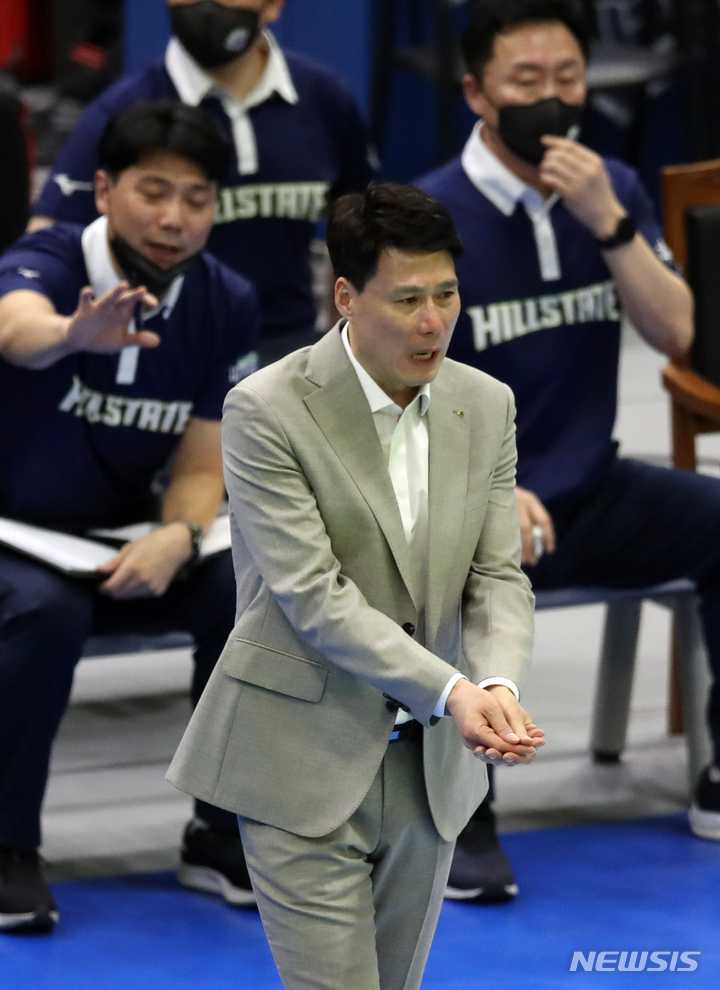 [수원=뉴시스] 조성우 기자 = 23일 오후 경기도 수원실내체육관에서 열린 2022~2023 V리그 여자부 포스트시즌 플레이오프 1차전 현대건설과 한국도로공사의 경기, 강성형 현대건설 감독이 지시하고 있다. 2023.03.23. xconfind@newsis.com