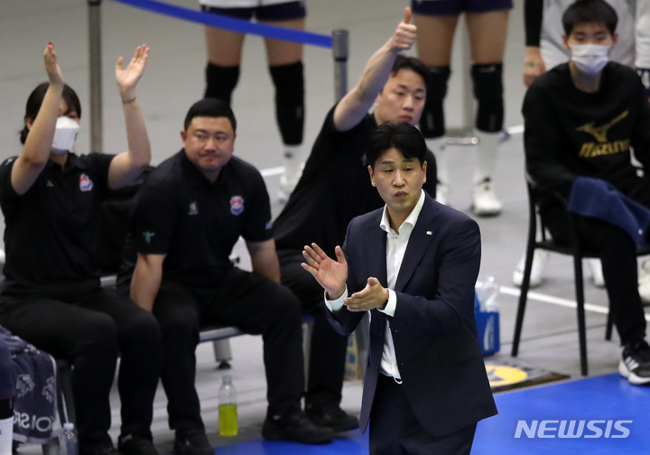[수원=뉴시스] 조성우 기자 = 23일 오후 경기도 수원실내체육관에서 열린 2022~2023 V리그 여자부 포스트시즌 플레이오프 1차전 현대건설과 한국도로공사의 경기, 김종민 도로공사 감독이 선수들에게 박수를 보내고 있다. 2023.03.23. xconfind@newsis.com