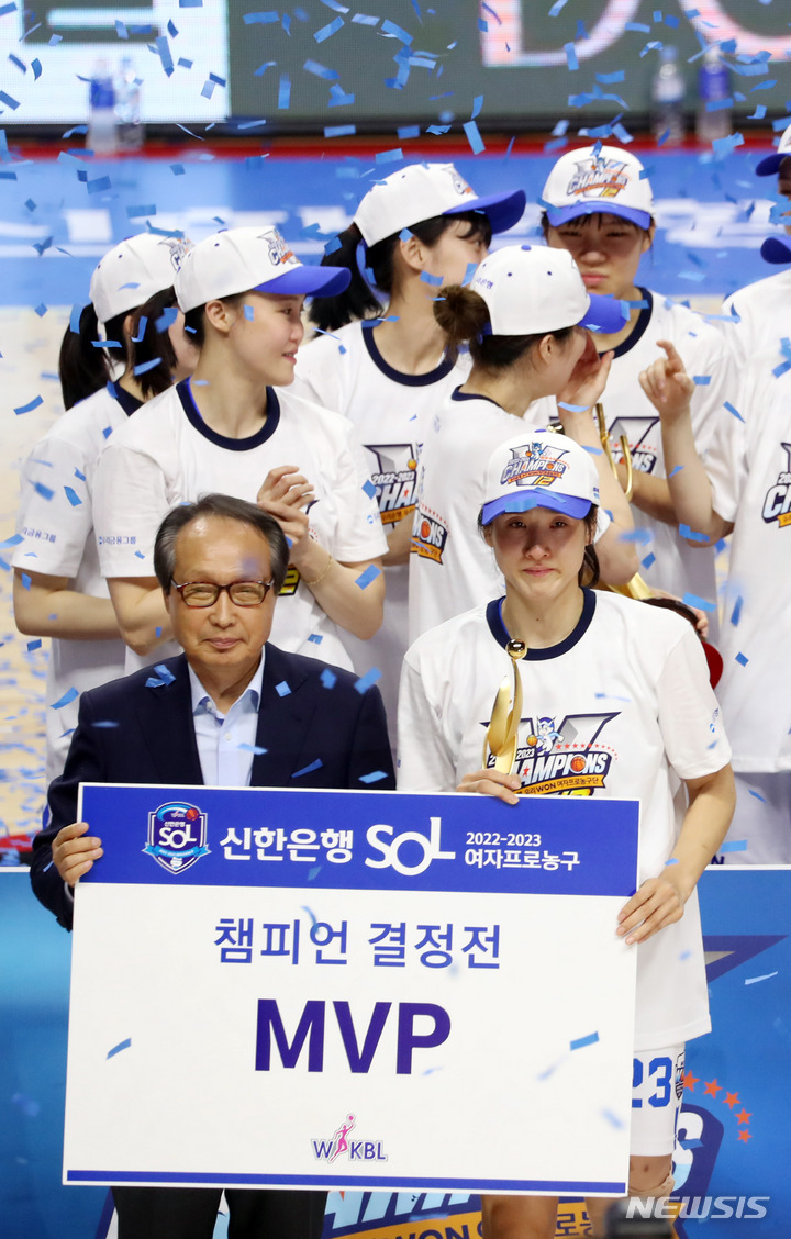 [부산=뉴시스] 하경민 기자 = 여자프로농구 챔피언결정전 3차전이 열린 23일 오후 부산 동래구 사직실내체육관에서 BNK를 누르고 통합우승을 차지한 우리은행 김단비 선수가 MVP를 차지한 뒤 동료 선수들과 기뻐하고 있다. 2023.03.23. yulnetphoto@newsis.com