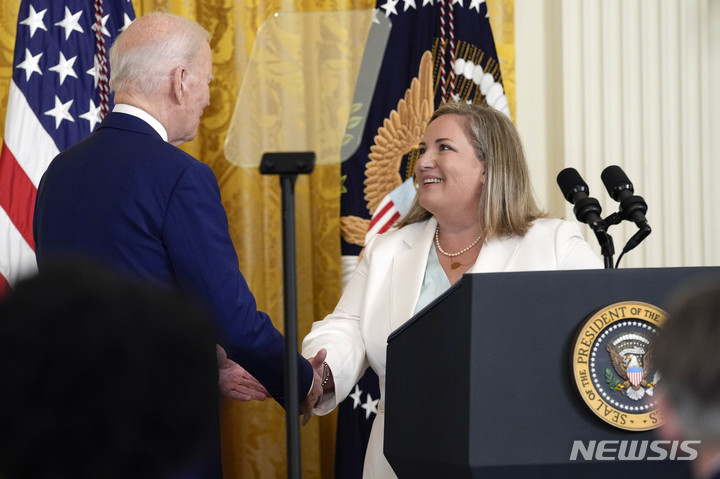 [워싱턴DC=AP/뉴시스] 21일(현지시간) 뉴욕타임스에 따르면 '오바마케어'로 알려진 건강보험개혁법(ACA·Affordable Care Act)에 올해 1500만명 이상이 가입했다. 사진은 조 바이든 미국 대통령과 2020년 ACA에 가입한 당뇨 환자 테레사 아코스타가 만나 악수하는 모습. 2023.12.22.